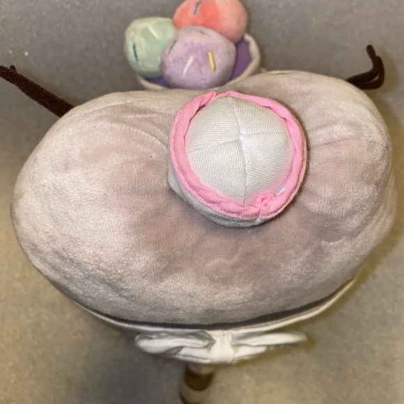 Pusheen ice cream sundae parlor vendor plush Claire’s exclusive - Picture 7 of 9